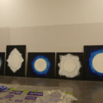 Pinturas en proceso en el taller del Centro Huarte