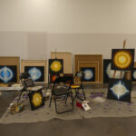 Pinturas en proceso en el taller del Centro Huarte